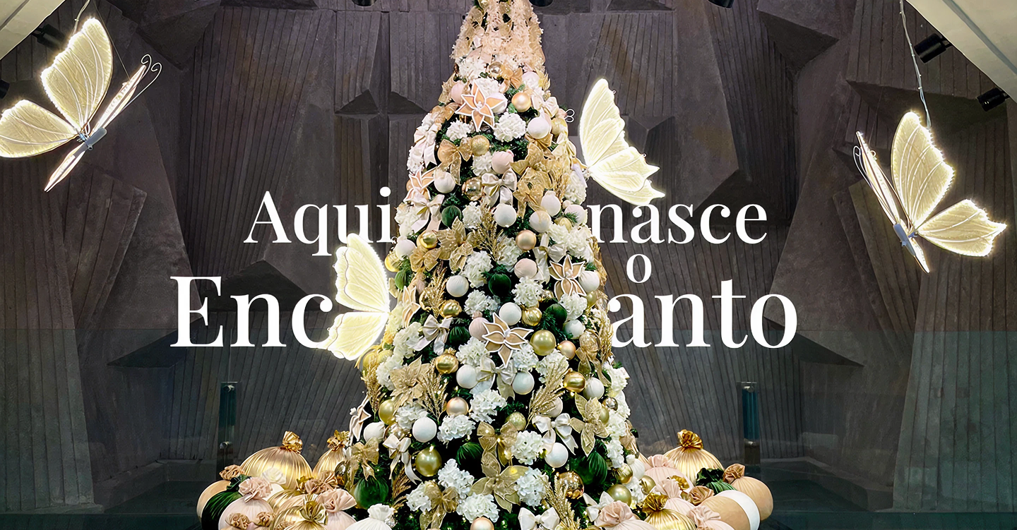 Árvore decorada pela VR com o texto, Aqui nasce o Encanto